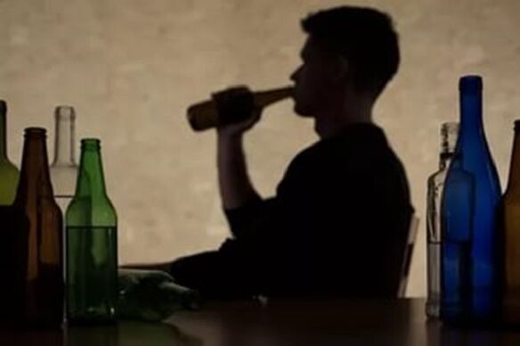 Muž konzumuje alkohol